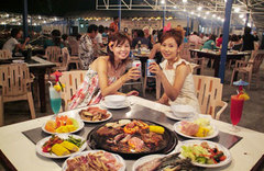 100125-obr-bbq-2girls.jpg