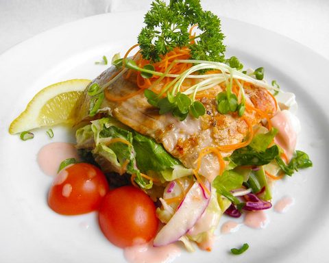 110523-seagrill-salmon-salad.jpg