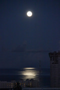 タモン湾に沈む明け方の月