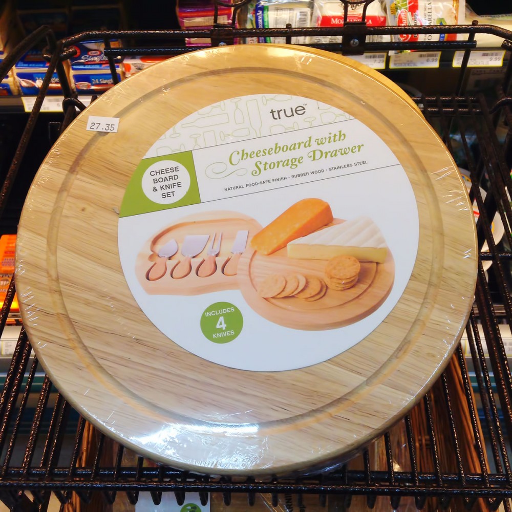 True Fabrications社のチーズナイフトレイ付き木製カッティングボード (ペイレススーパーマーケット)