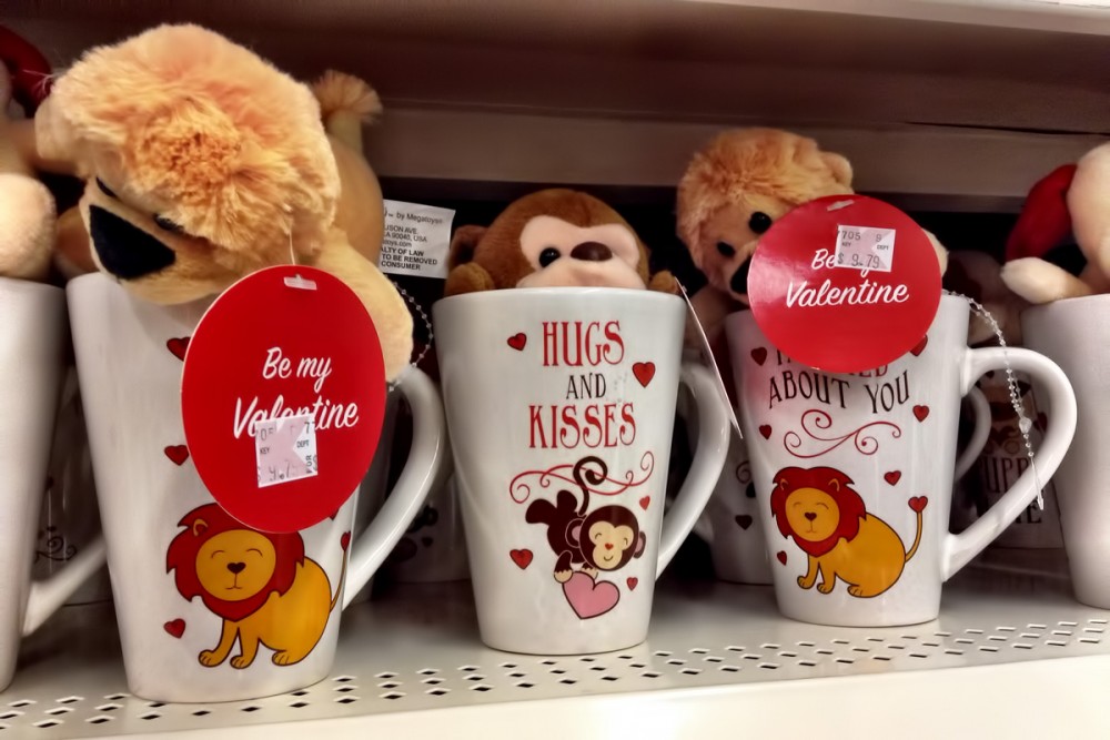 Hugs and Kisses コーヒーマグに入ったミニサイズのぬいぐるみ($9.79) Kマートのバレンタイン商品