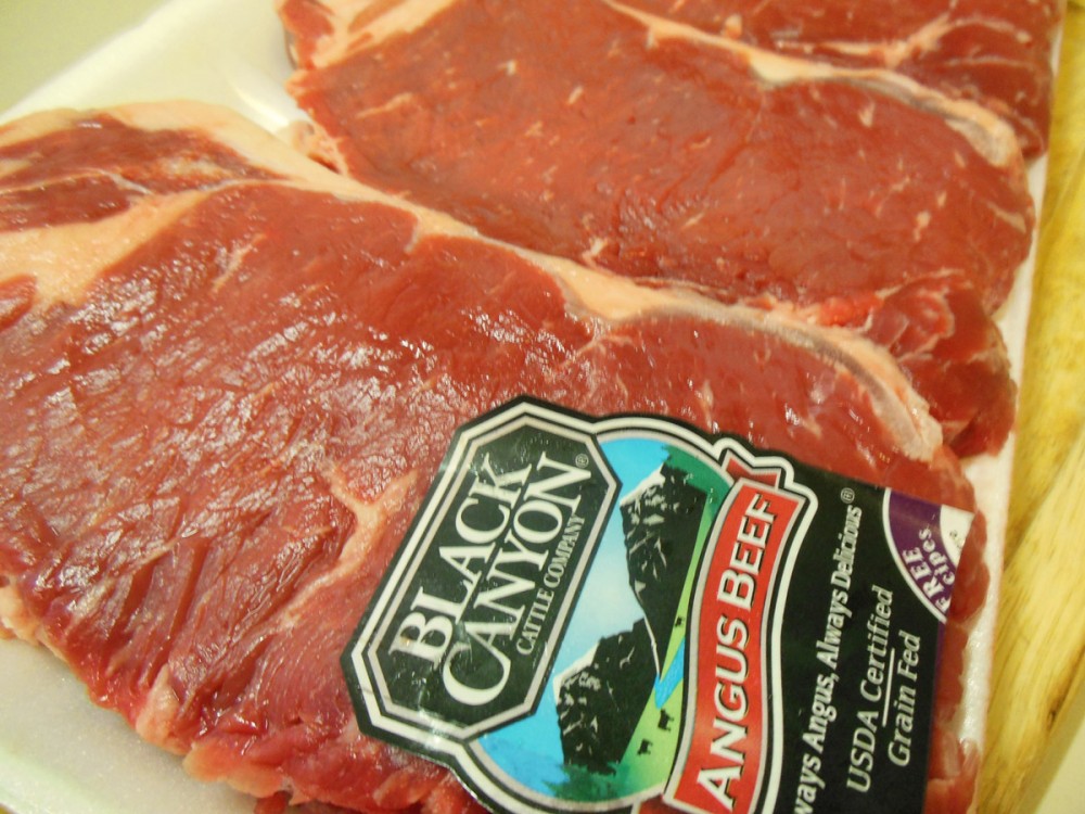 コストUレスでキャニオンアンガス牛のN.Y.ステーキ肉が1ポンド$8.99
