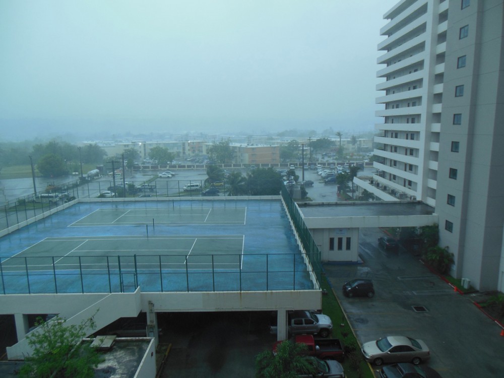 台風7号「ドルフィン」接近中のグアム (ピアマリン)