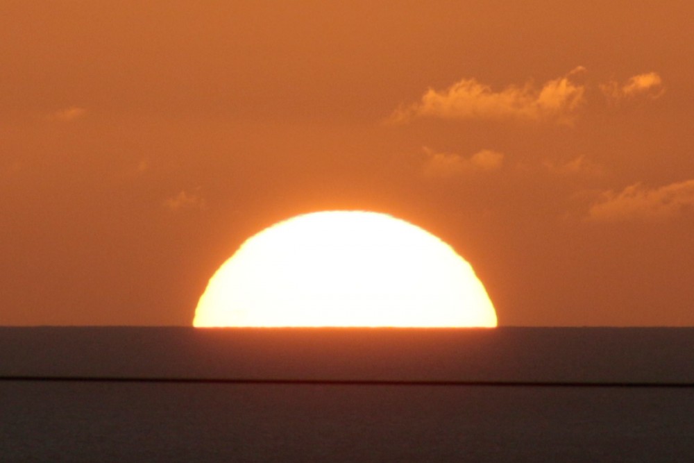 タモン湾に沈む夕陽 (グリーンフラッシュ)