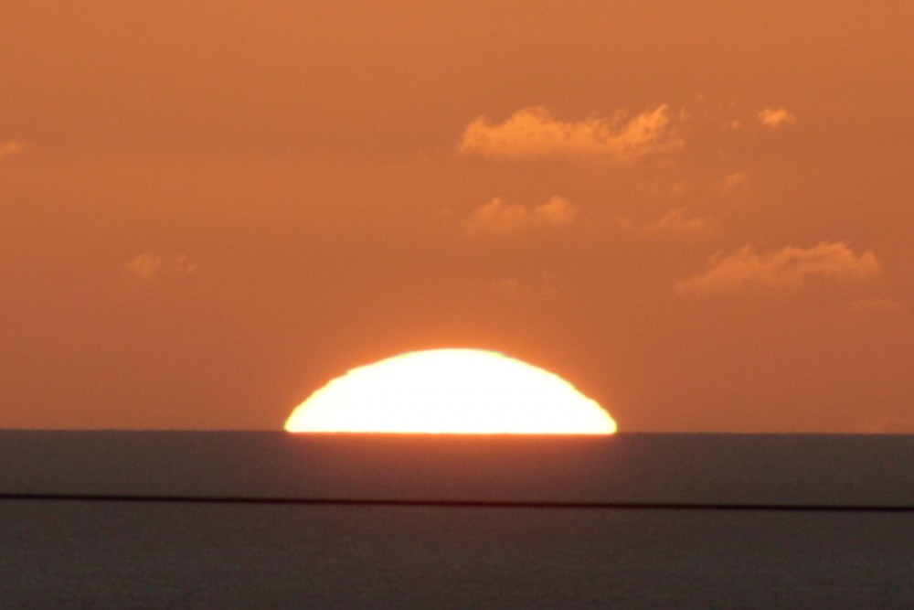 タモン湾に沈む夕陽 (グリーンフラッシュ)