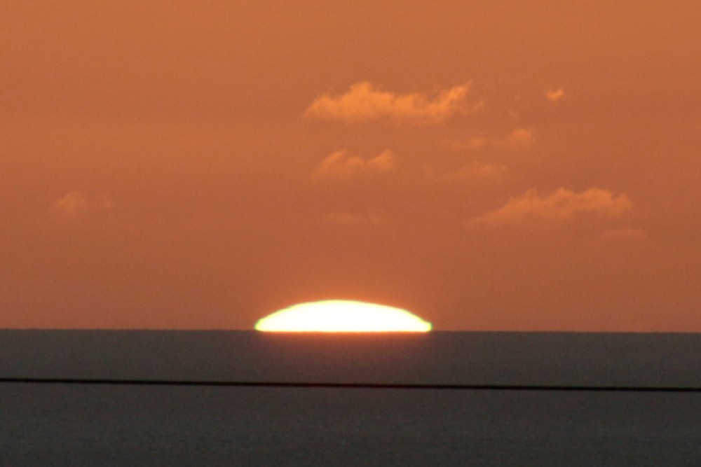 タモン湾に沈む夕陽 (グリーンフラッシュ)