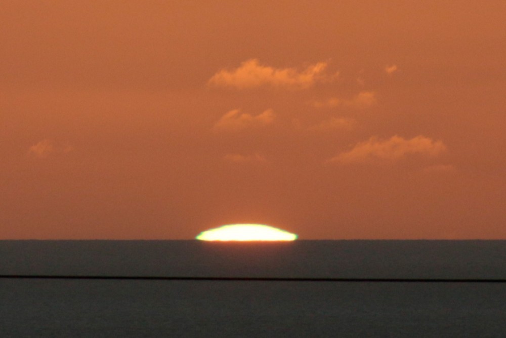 タモン湾に沈む夕陽 (グリーンフラッシュ)