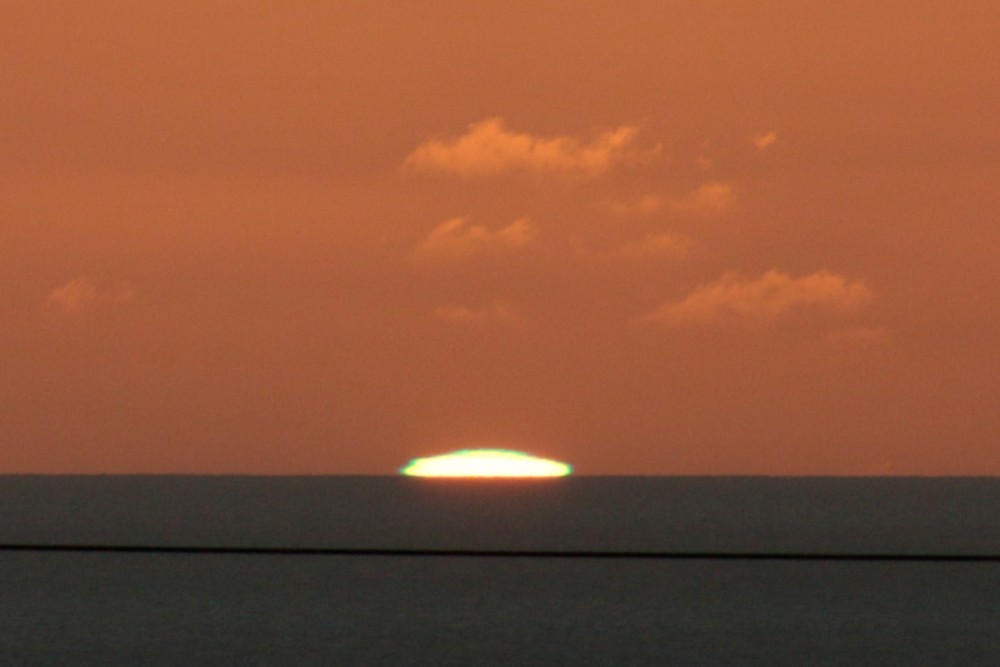 タモン湾に沈む夕陽 (グリーンフラッシュ)