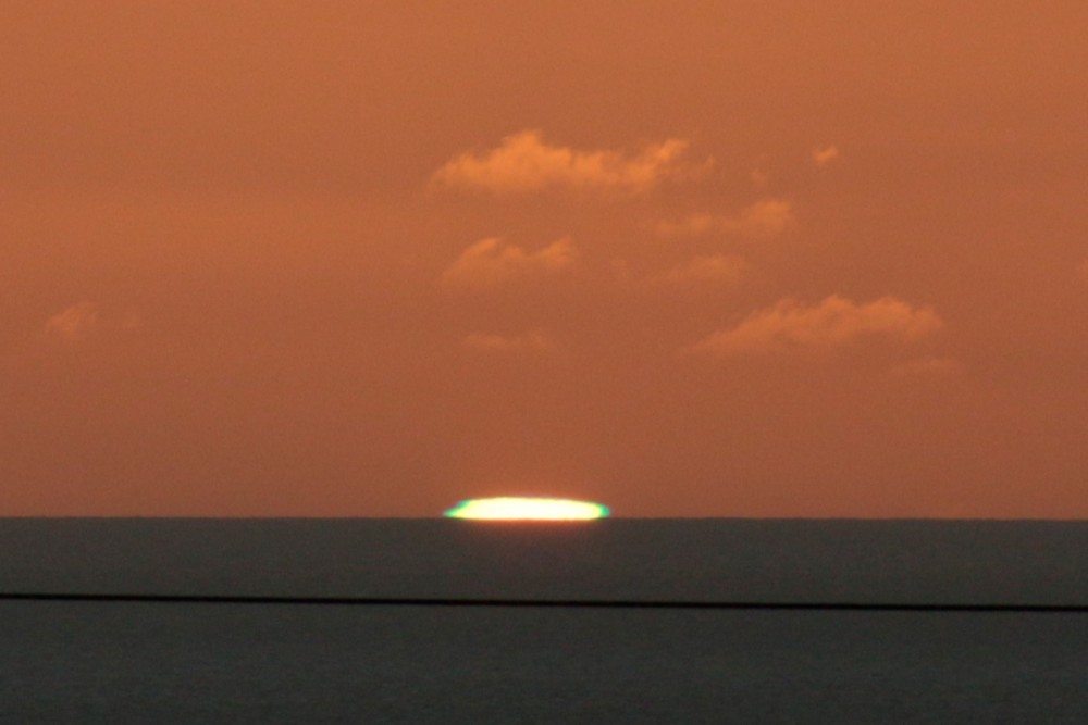 タモン湾に沈む夕陽 (グリーンフラッシュ)