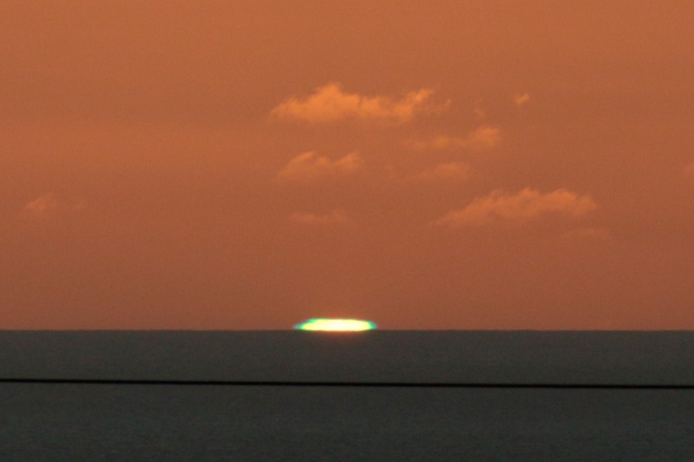 タモン湾に沈む夕陽 (グリーンフラッシュ)