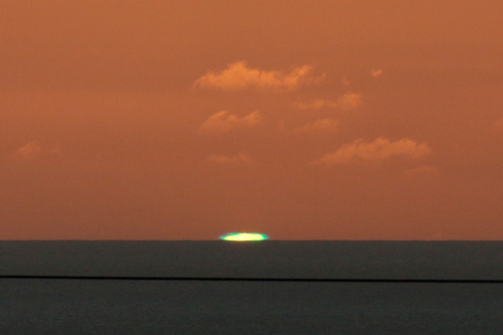 タモン湾に沈む夕陽 (グリーンフラッシュ)