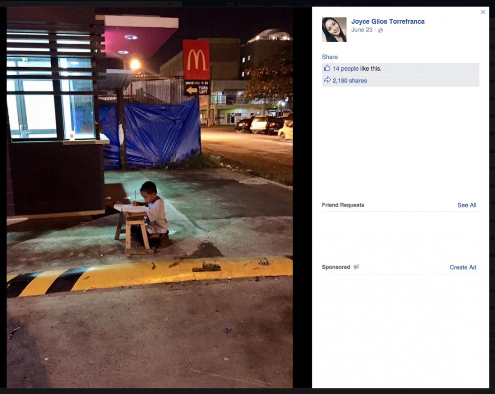Joyce Gilos TorrefrancaさんがFacebookに投稿した、歩道で勉強する少年
