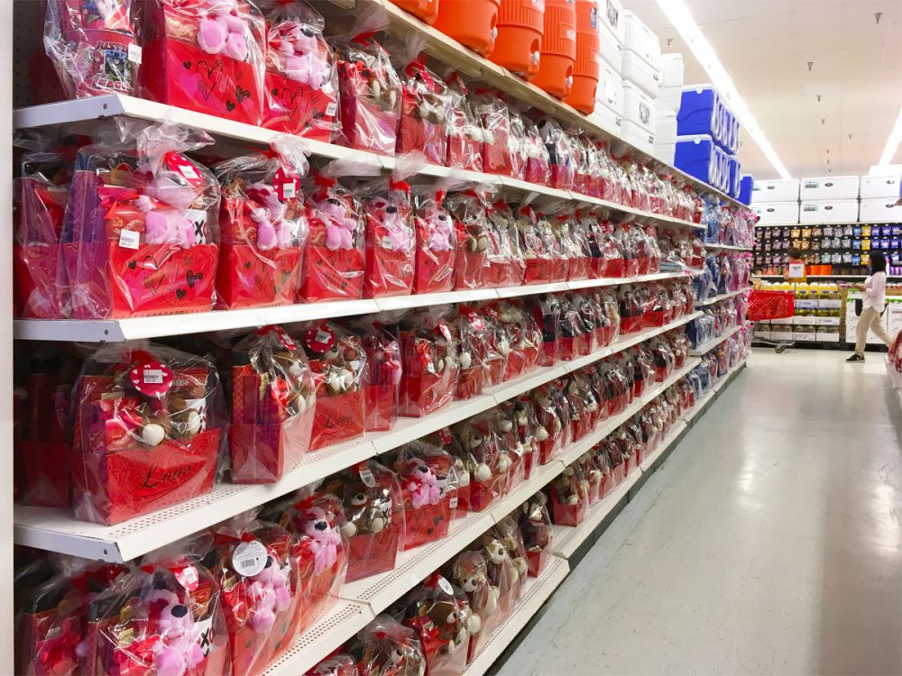 チョコレートとぬいぐるみの組み合わせ Kマートのバレンタイン商品