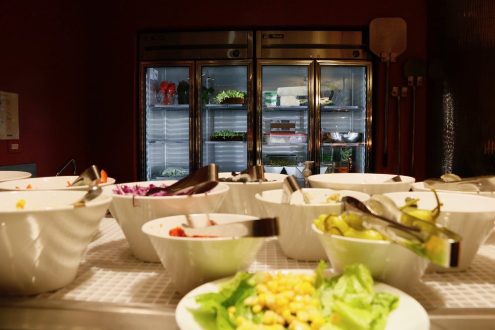 新鮮な食材 オープンキッチンのスーテーキ＆グリルハウス『ROOTZ』
