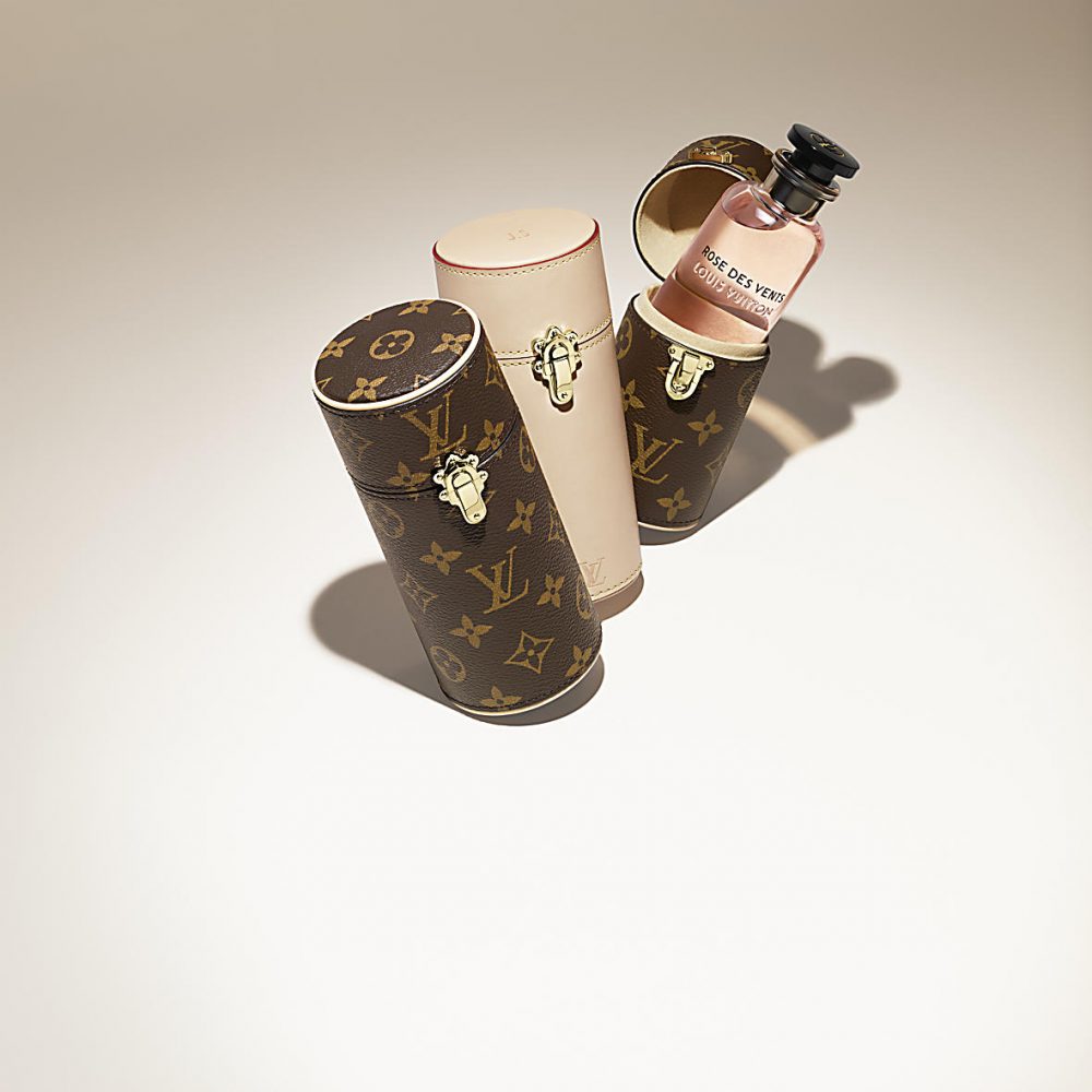 ルイヴィトンの100mL香水用トラベルケース シグニチャーモノグラムキャンバス($420.00)
