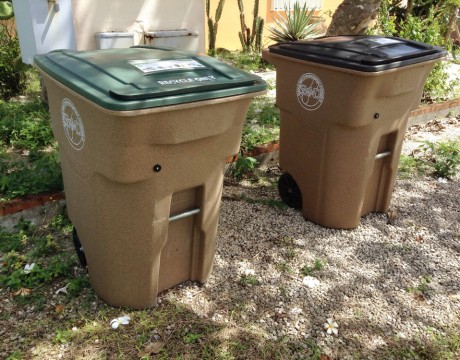 グアムの一般家庭に、リサイクル用のゴミ箱が配布されはじめました。