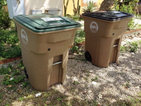 グアムの一般家庭に、リサイクル用のゴミ箱が配布されはじめました。
