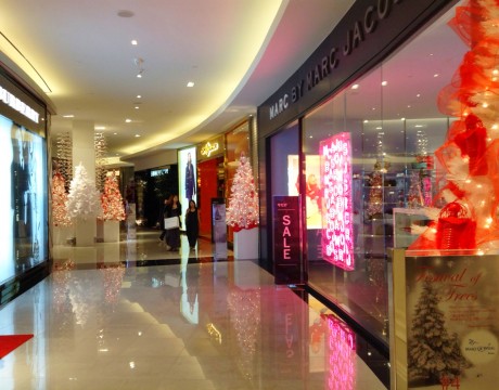 DFSギャラリアグアムで開催中のコンテスト「Festival of Trees 2013」店内のあちこちに、赤と白のクリスマスツリーが飾られています。