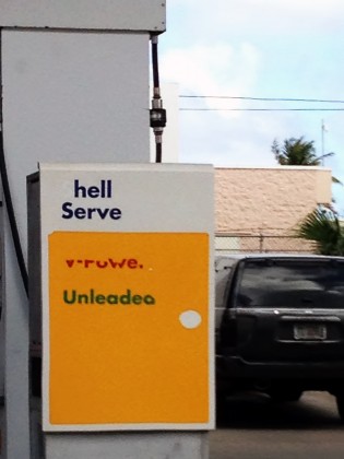 「SHELL SERVE」の「S」が剥がれて「HELL SERVE」に、、、