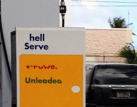 「SHELL SERVE」の「S」が剥がれて「HELL SERVE」に、、、