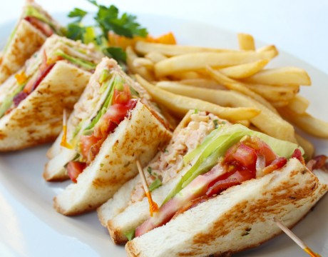 シーフードセンセーションクラブサンドウィッチ(Seafood Sensation Club Sandwich) $16.50 シーグリルの新メニュー