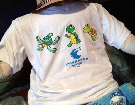 子供用のTシャツがもらえるキャンペーンを実施中 (アンダーウォーターワールドのギフトショップ)