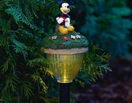 ライトの傘部分のお花畑に座るミッキー ディズニーのLEDガーデンライト