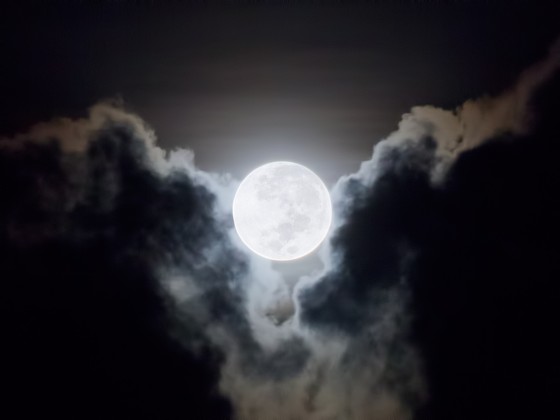 2015年11月7日午前5時42分 タモン湾を照らす月