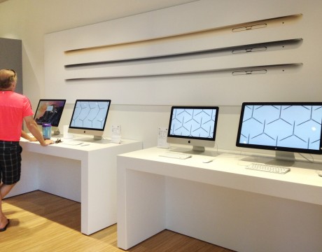 一番左のiMacは、Retinaディスプレイが美しい、最新作の5Kモデル。(ビヨンド ザ ボックス)