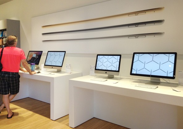 一番左のiMacは、Retinaディスプレイが美しい、最新作の5Kモデル。(ビヨンド ザ ボックス)