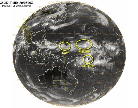 グアムの南東にある2つの低気圧