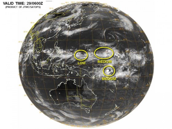 グアムの南東にある2つの低気圧