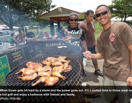 台風に備え、「今のうちにBBQして冷凍しよう!」というコメントと共に笑顔でBBQする人たち (PDN)