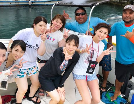 グアムの女子旅にパラセーリング