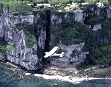 恋人岬上空を遊覧飛行 (スカイグアムアビエーション)