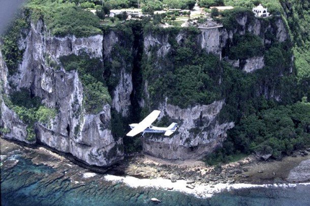 恋人岬上空を遊覧飛行 (スカイグアムアビエーション)